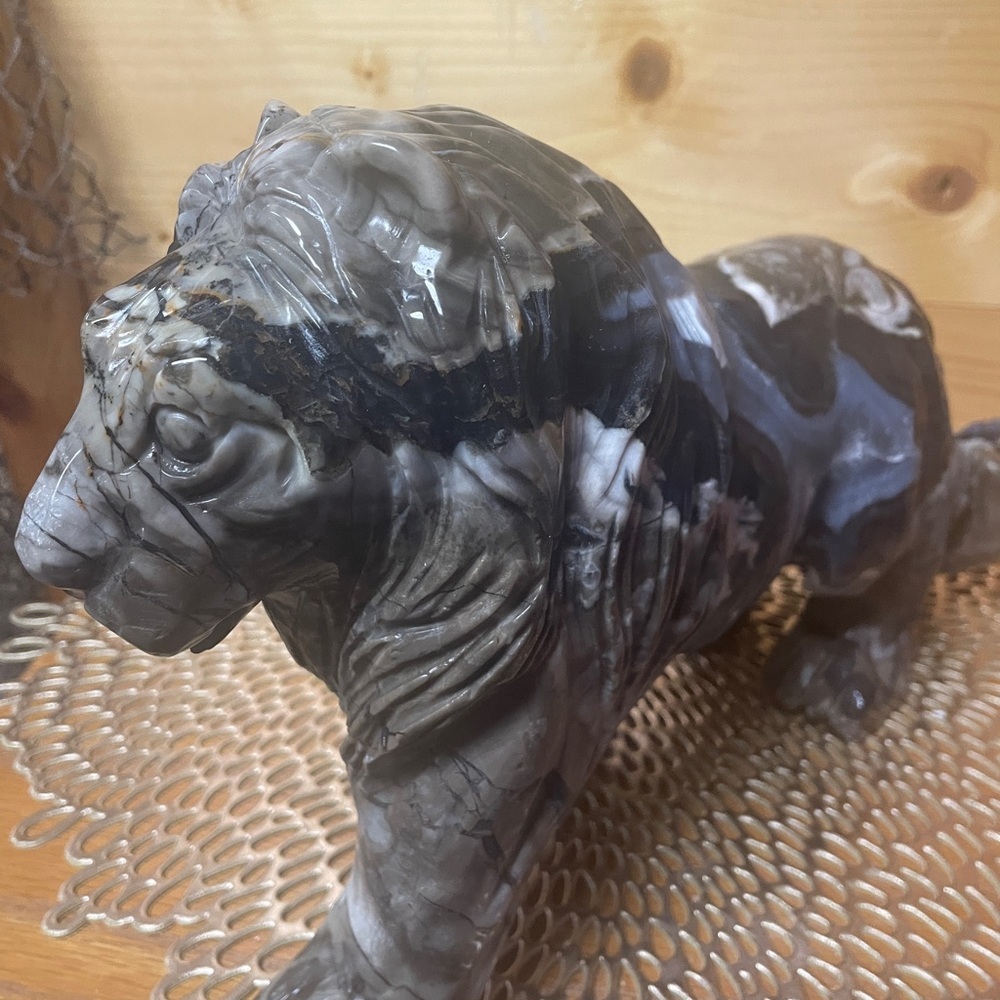 6.8 LBs Amazing Volcano Agate natural stone Lion carving with strong UV! - Picture 4 of 12